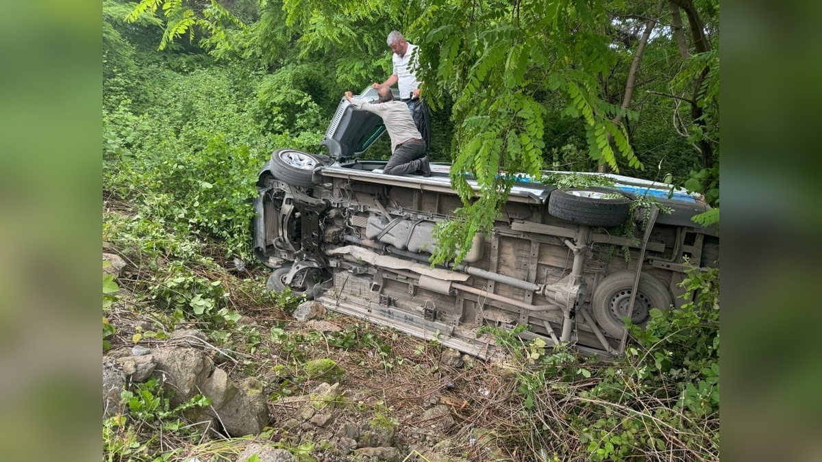Trabzon'da park halindeki minibüs şarampole devrildi: 5 yaralı