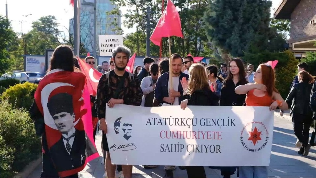 Eskişehir'de öğrencilerden İmamoğlu, Özdağ ve öğrenci arkadaşları için serbest bırakılma talebi