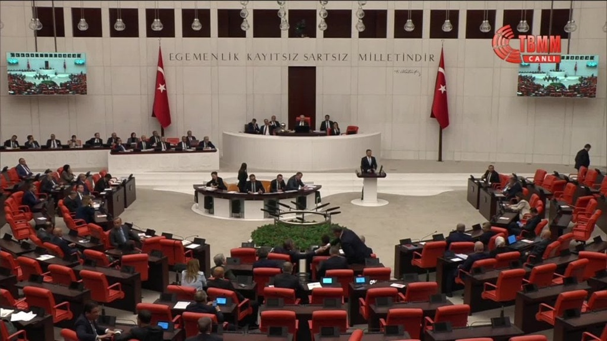 CHP'li Emir: tbmm Anayasa Mahkemesi'ne kanun yetiştiriyor