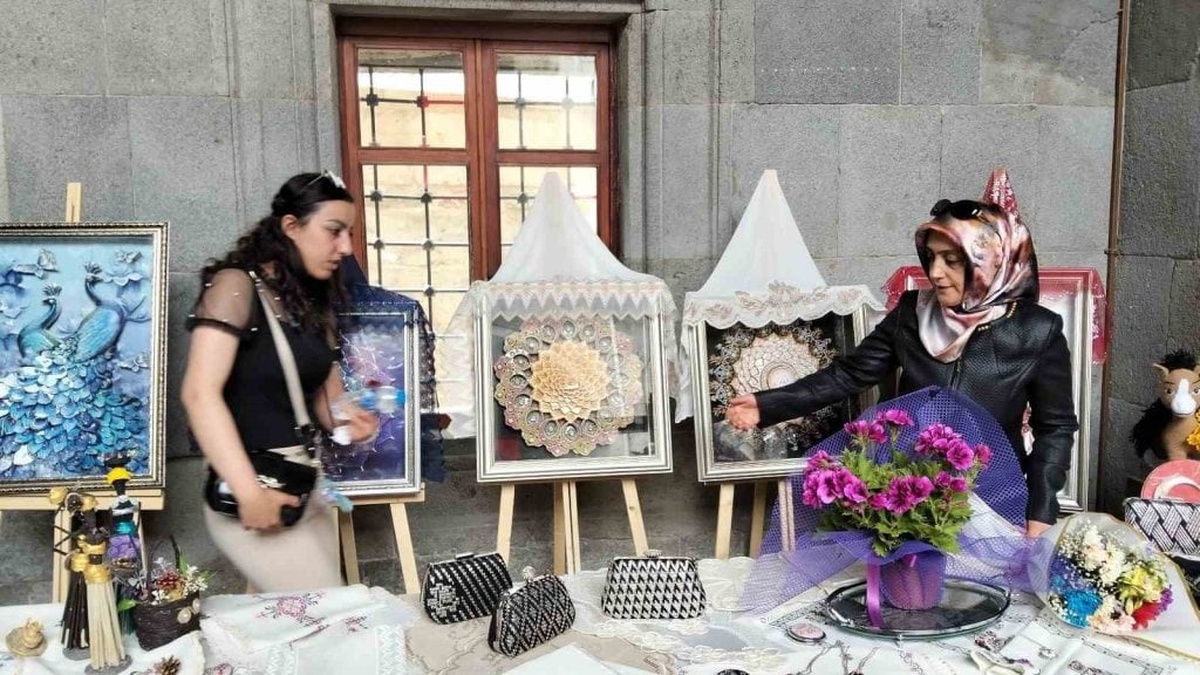 Pasinler Halk Eğitim Merkezi sergisi, Çifte Minareli Medrese'de açıldı
