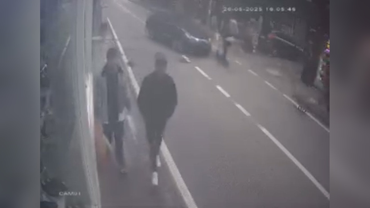 Bursa'da scooter sürücüsüne otomobil çarptı