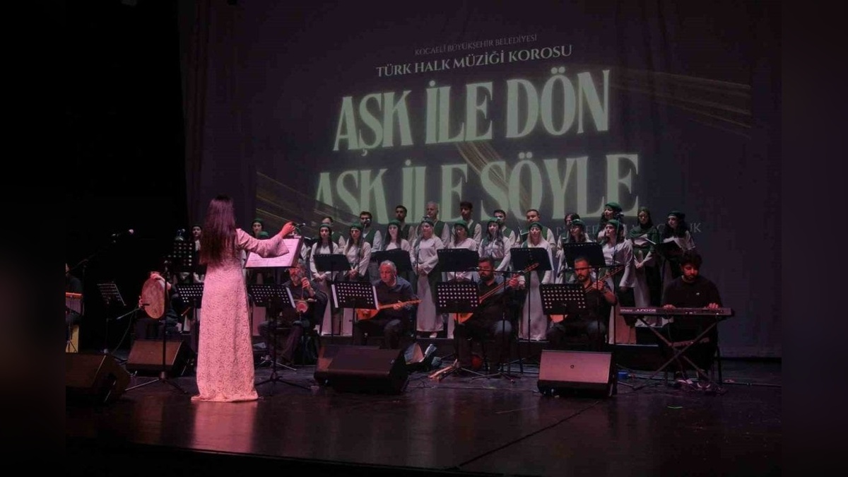 Kocaeli Büyükşehir Belediyesi Türk Halk Müziği Korosu'ndan 'Aşk ile Dön, Aşk ile Söyle' konseri