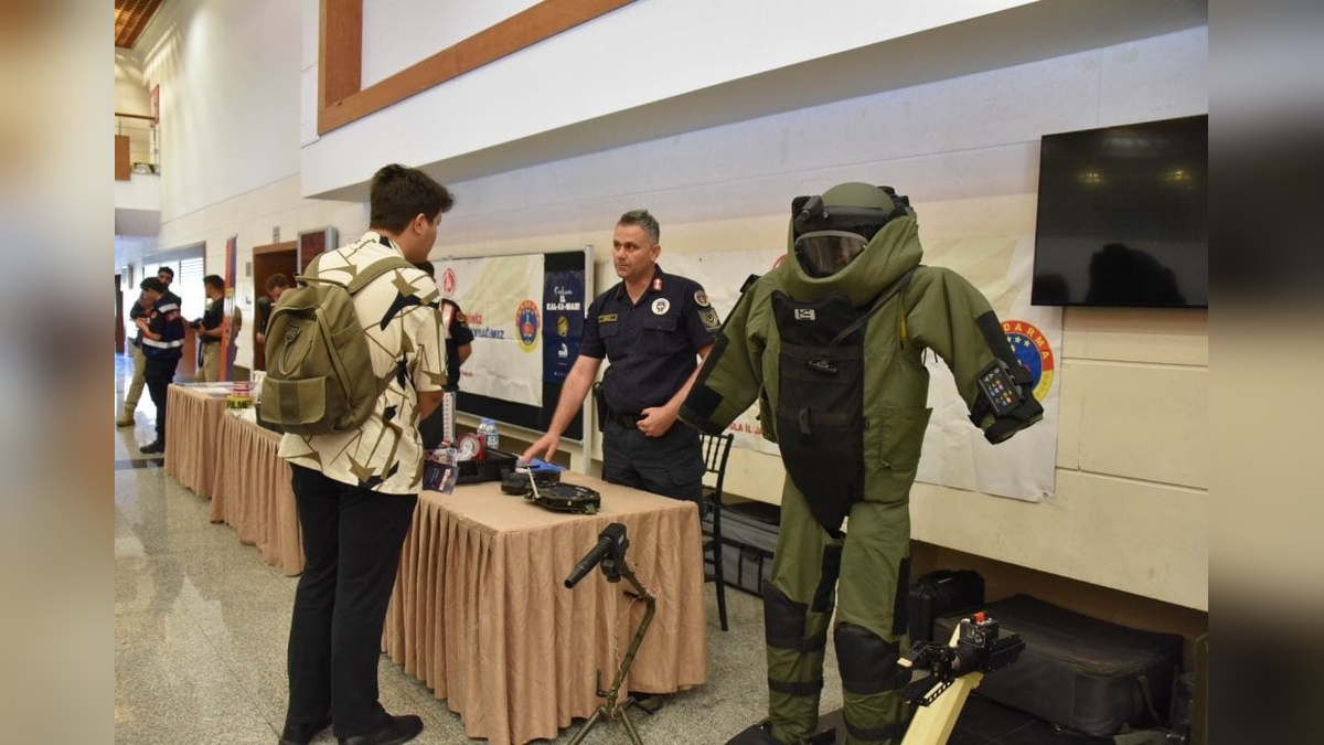 MSKÜ'de öğrenci-sektör buluşması: Komando timleri ve dedektör köpekler ilgi odağı oldu