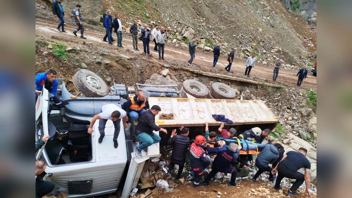 Araklı'da kamyon şarampole devrildi: Sürücü yaralandı