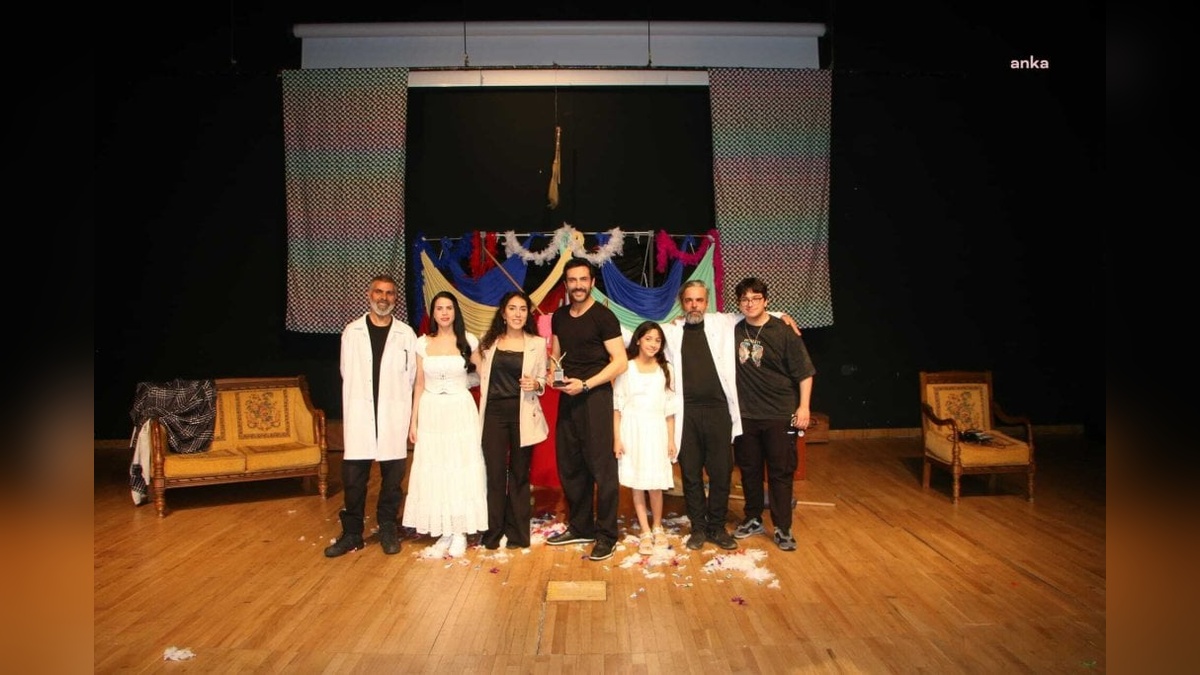 Kartal Belediyesi'nin 'Tımarhane Hademesi' oyunu sanatseverlerle buluştu