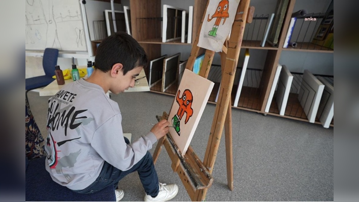 Ataşehir'de 11 yaşındaki otizmli Muhammed Hanefi Atmaca, kişisel sergisini açtı