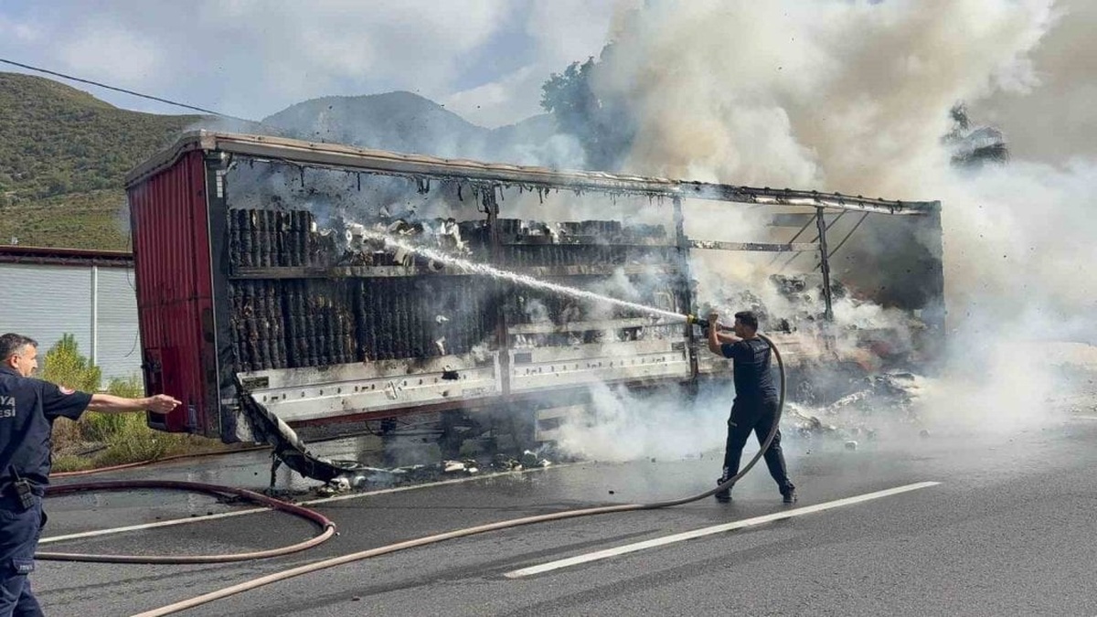 Gazipaşa'da peçete yüklü tır dorsesi alev alev yandı