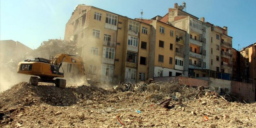 Elazığ'da depremde ağır hasar gören bin 159 yapı yıkıldı