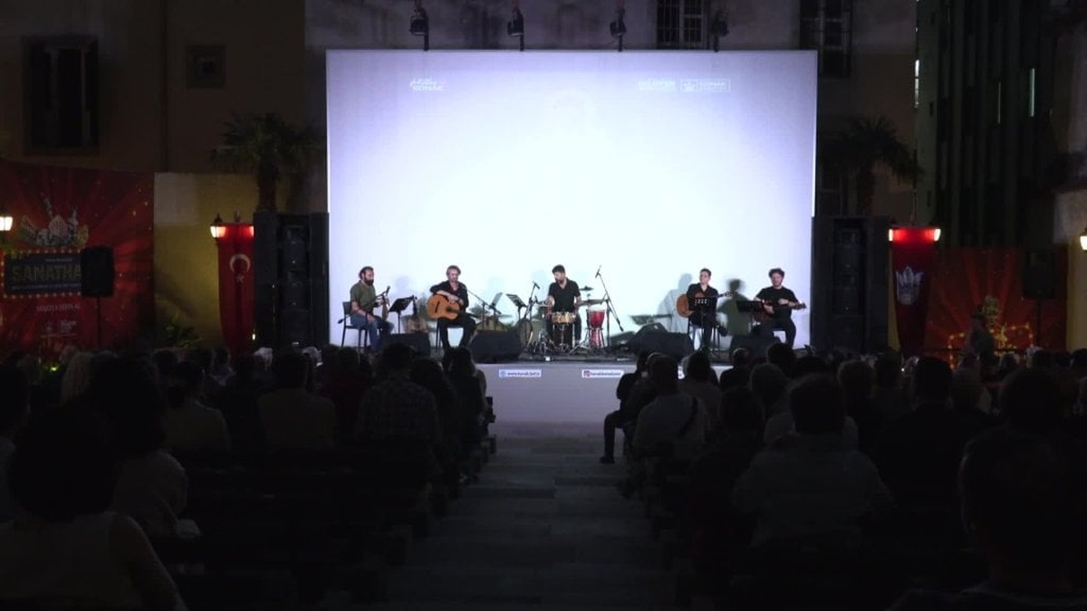 Konak Belediyesi Sanathane'de Eshik Ensemble konseri sanatseverleri büyüledi