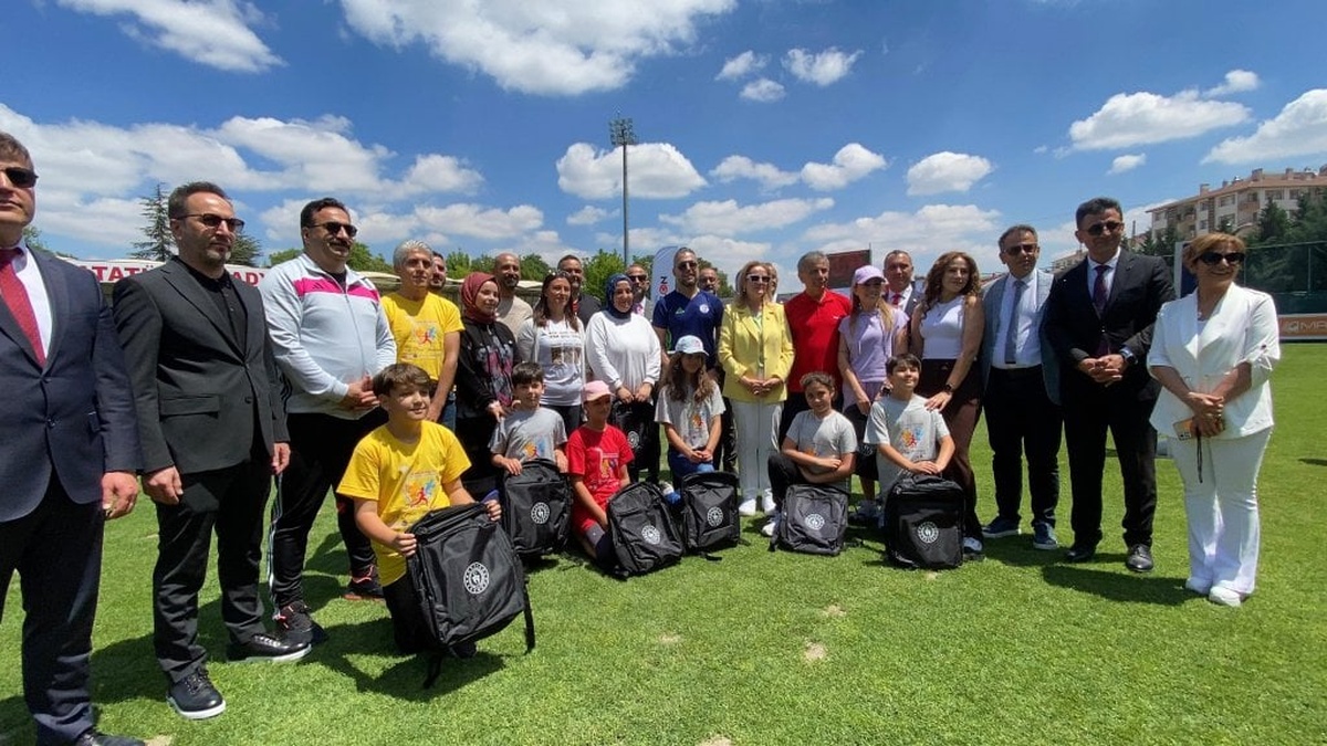 Ankara'da 'Üç Nesil Spor Yapıyor' şenliği: Öğrenciler ve aileleri sporla buluştu