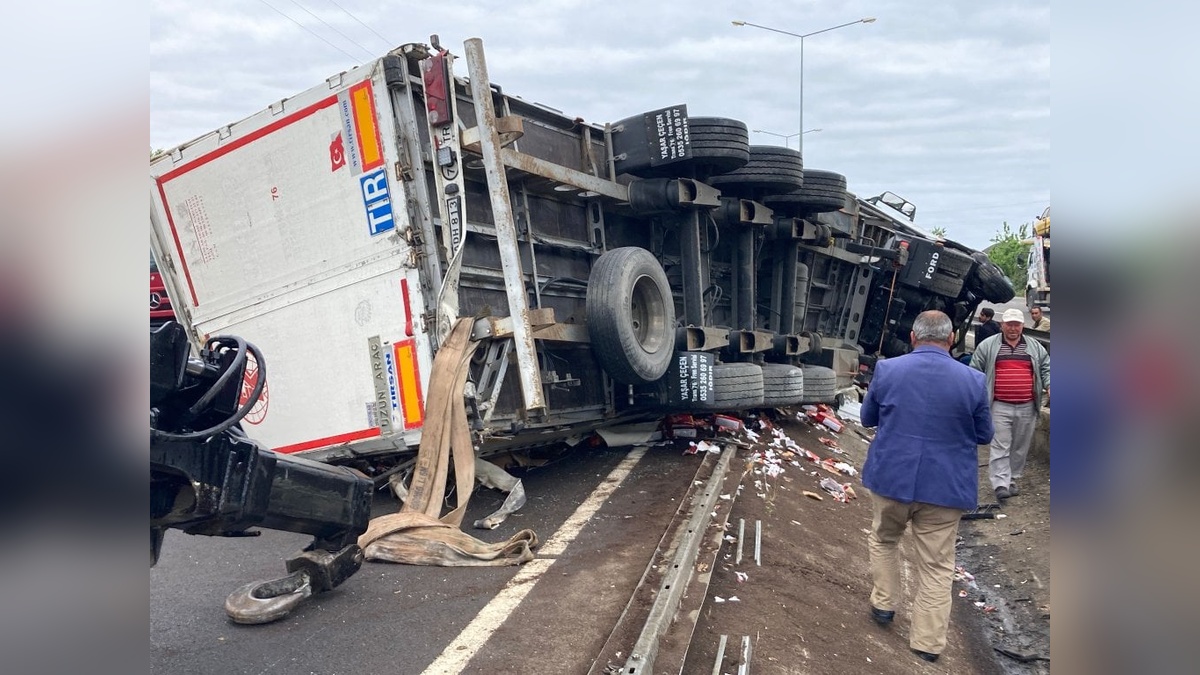 Ünye'de TIR devrildi: Sürücünün kolu koptu