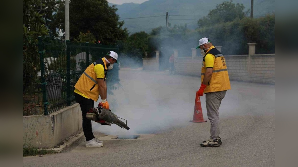 Akyazı Belediyesi 76 mahallede haşere ve sinek ilaçlaması yapıyor