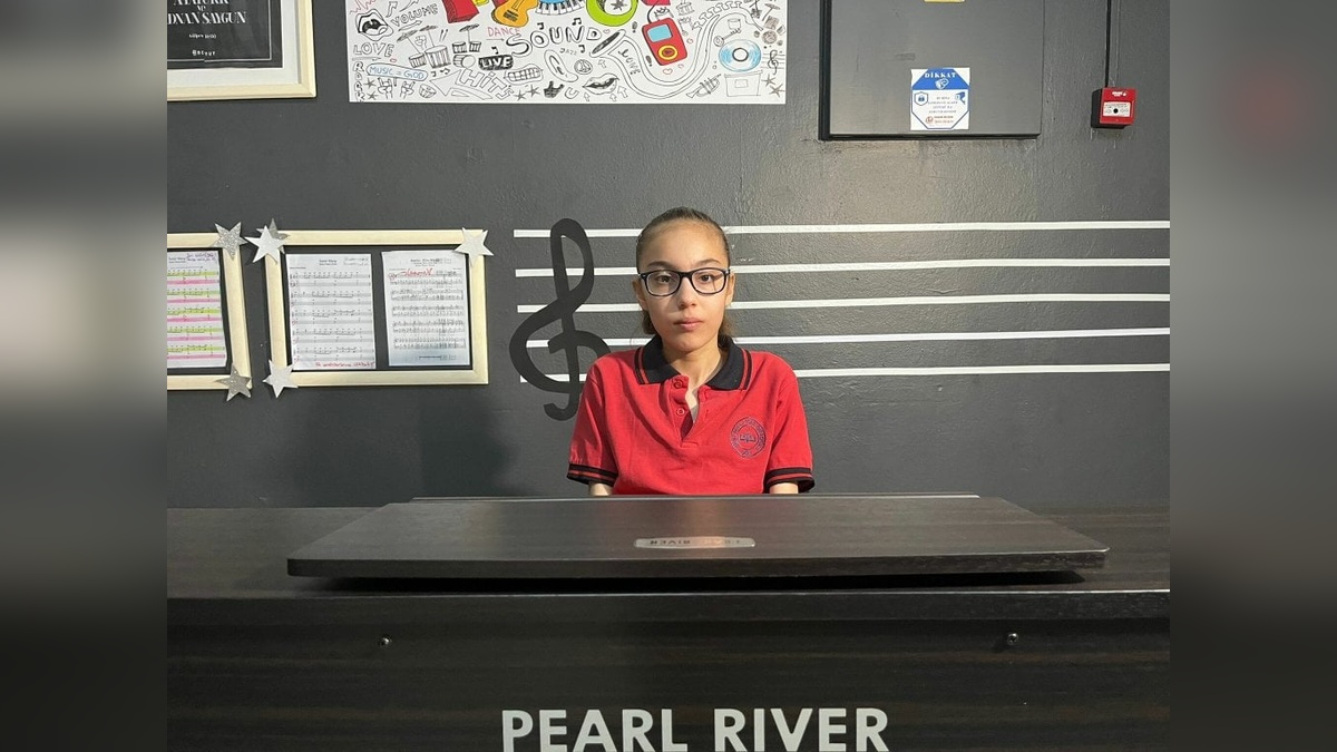 İzmir'de yüzde 5 görme engelli Belinay Şahingöz, piyano yeteneğiyle herkesi etkiliyor