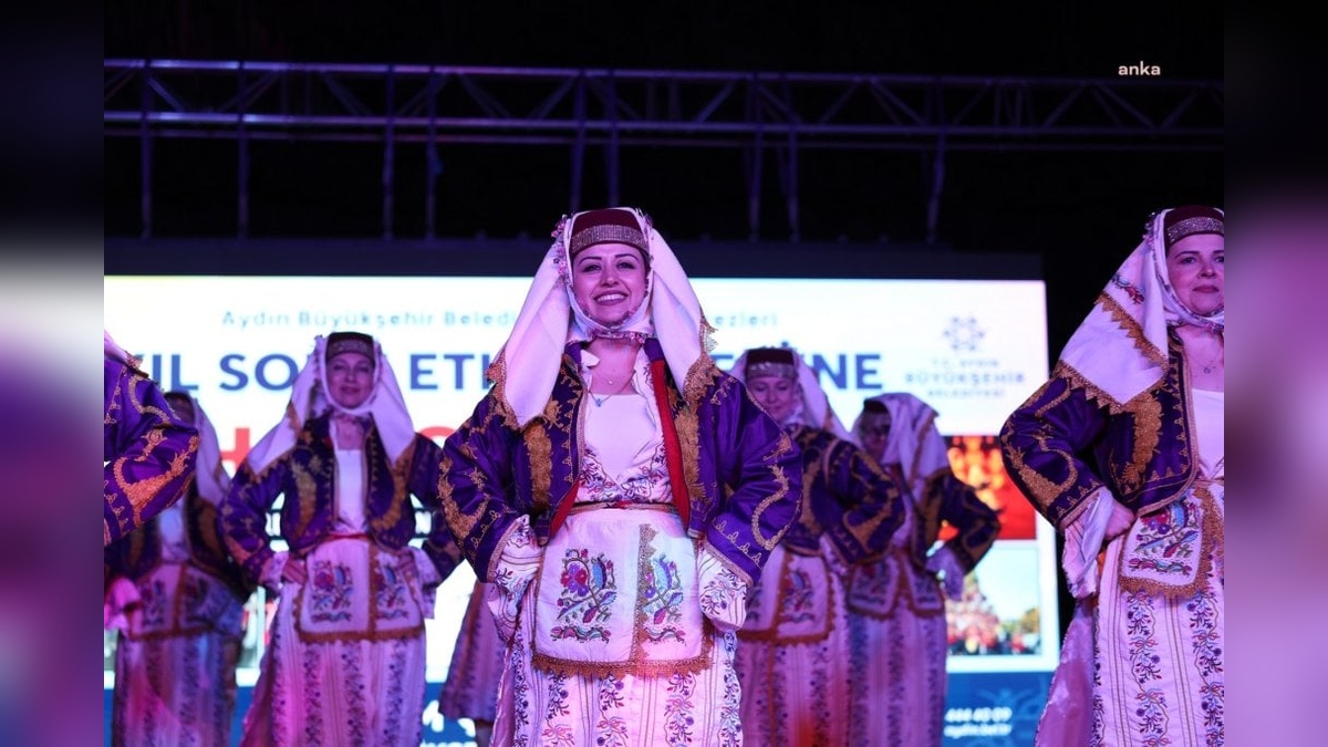 Aydın Büyükşehir Belediyesi kursiyerleri halk oyunları gösterisi sundu