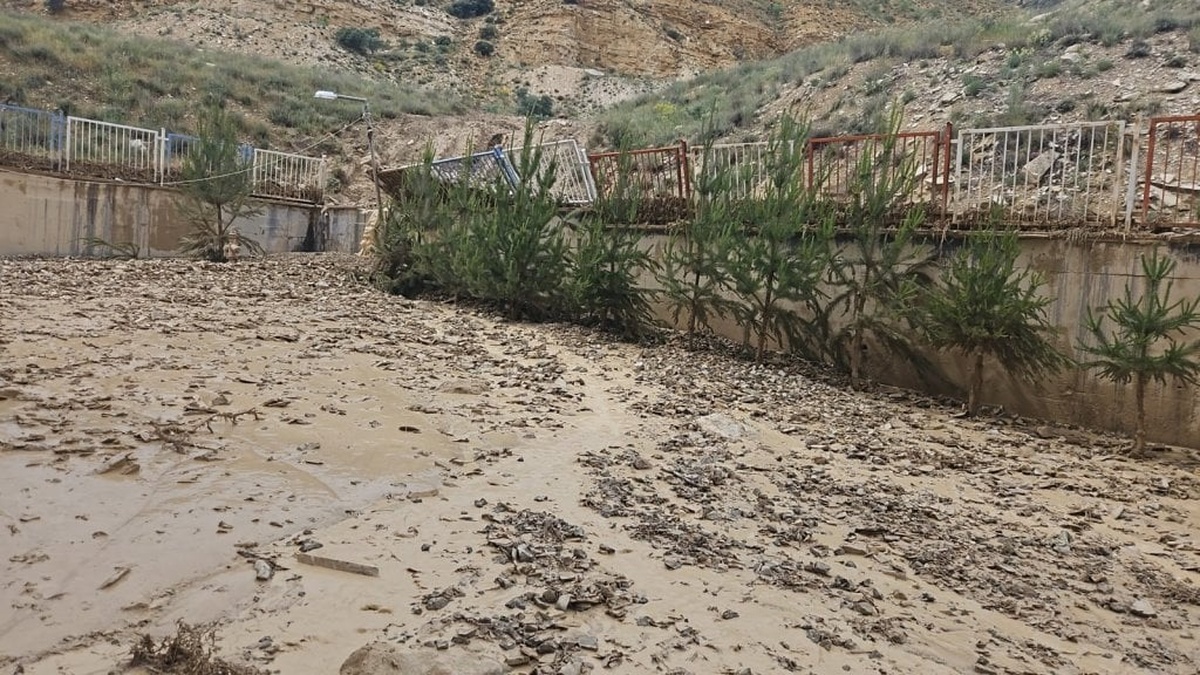 Sivas'ın Gürün ilçesinde dolu yağışı: Çok Programlı Lise'de hasar oluştu