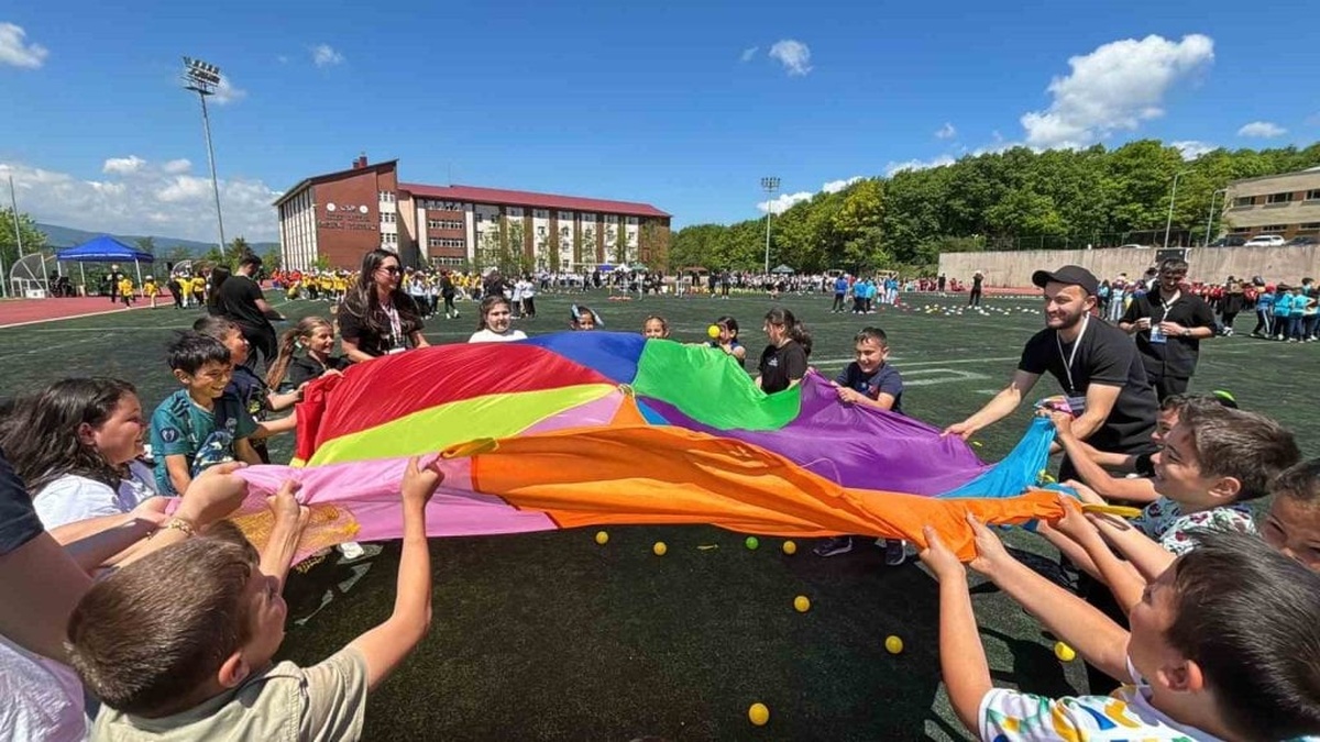 Bolu'da 850 öğrenci Çocuk Şenliği'nde buluştu
