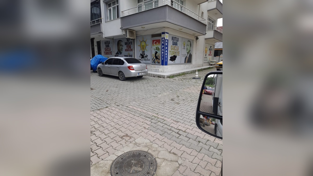 Erfelek'te hastane müdür atamasına tepki: AK Parti binasının camları kırıldı