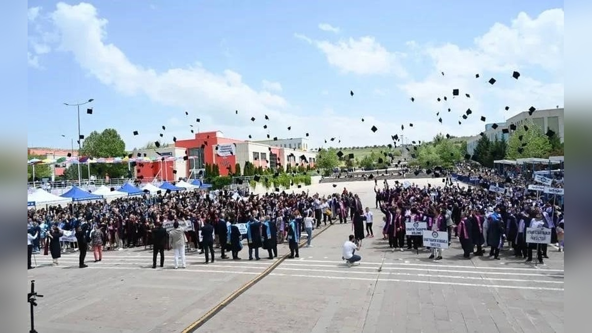 Çankırı Karatekin Üniversitesi'nde mezuniyet coşkusu