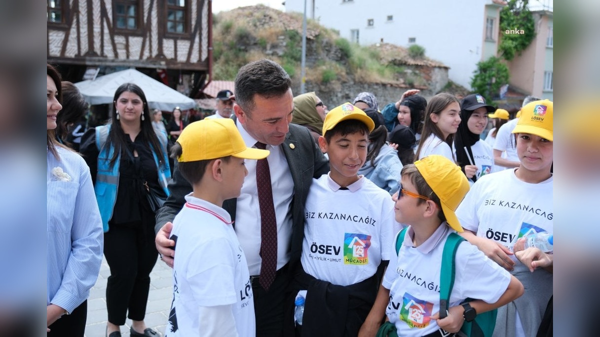 Sivrihisar'da 200 öğrenci ve öğretmen lösemili çocuklar için yürüdü