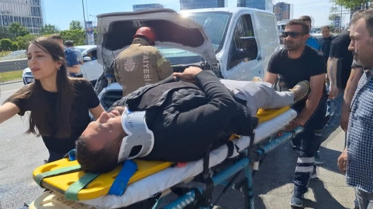 Maltepe D-100 Karayolu'nda 5 aracın karıştığı zincirleme kazada 2 kişi yaralandı