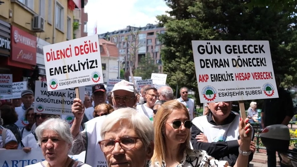 Eskişehir'de emekliler, 22 bin lira ikramiye talep etti