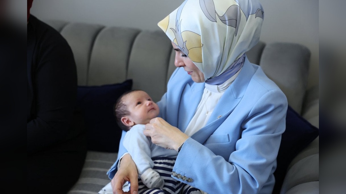 Bakan Göktaş, doğum yardımından faydalanan aileyi ziyaret etti