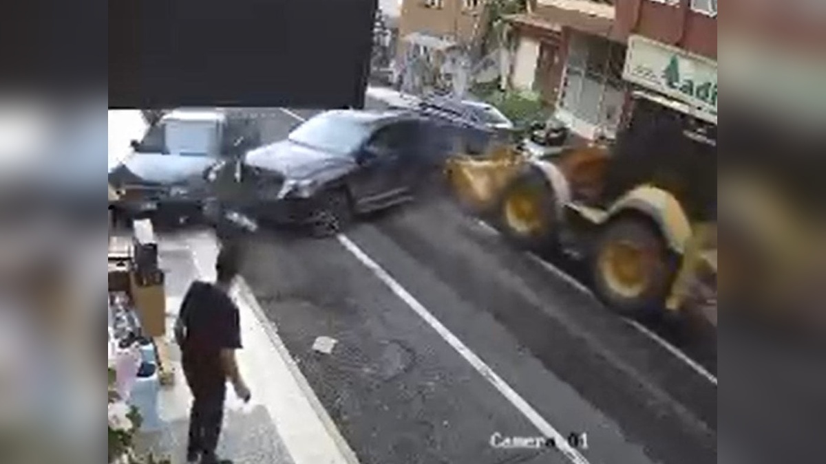 İskenderun'da freni boşalan iş makinesi araçlara çarptı: 2 yaralı