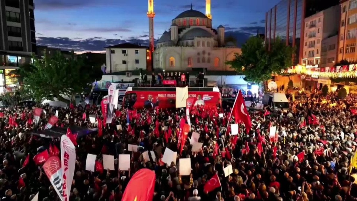 CHP lideri Özel, Esenler mitinginde İmamoğlu'nun tutuklanmasına tepki gösterdi