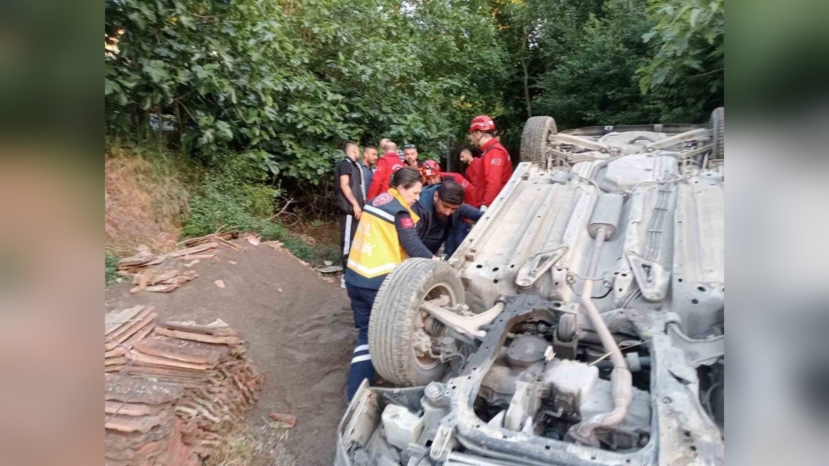 Susurluk'ta trafik kazası: Sürücü itfaiye tarafından kurtarıldı