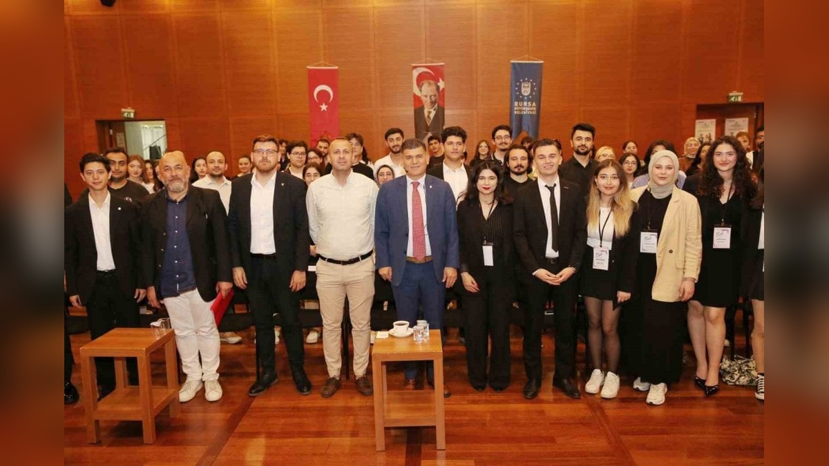 Büyükşehir Genel Sekreteri Halisçelik, AIESEC Bursa'da öğrencilerle buluştu