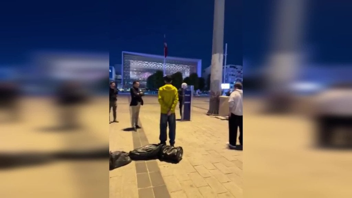 Taksim'de "Duran Adam" eylemine katılan 21 gençten 19'u adliyeye sevk edildi