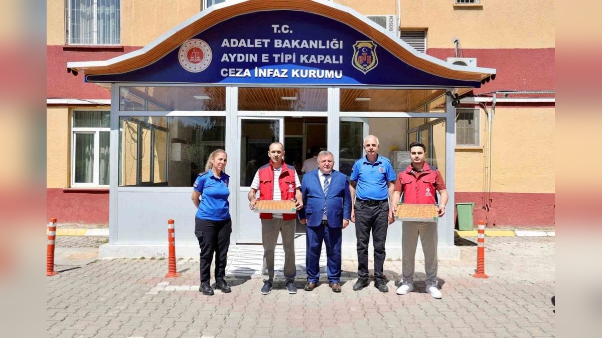 Aydın E Tipi Kapalı Ceza İnfaz Kurumu'ndaki hükümlülere cevizli baklava ikram edildi