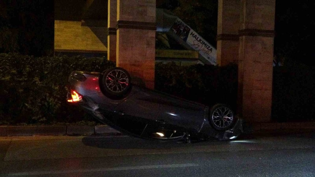 Antalya'da kaza: Lüks araca çarpan otomobil 150 metre ters sürüklendi
