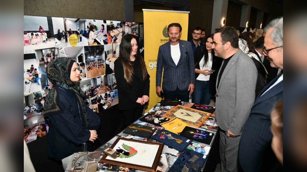 Başiskele'de BAŞ-MEK yıl sonu sergisi açıldı