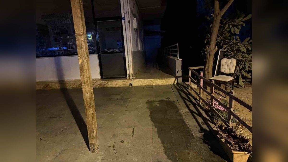 Gazipaşa'da 15 yaşındaki çocuk, kapı camına yumruk atınca ağır yaralandı