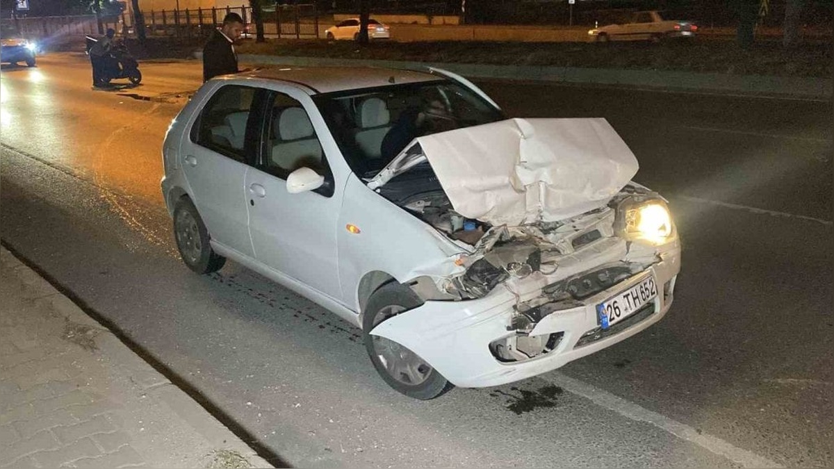 Eskişehir'de otomobil tıra arkadan çarptı: 1 yaralı