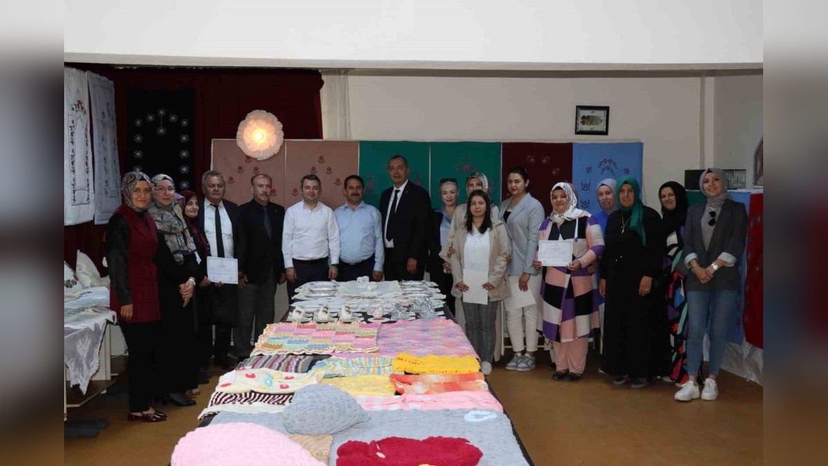 Günyüzü Halk Eğitim Merkezi kursiyerleri yıl sonu sergisinde el emeği ürünlerini sergiledi