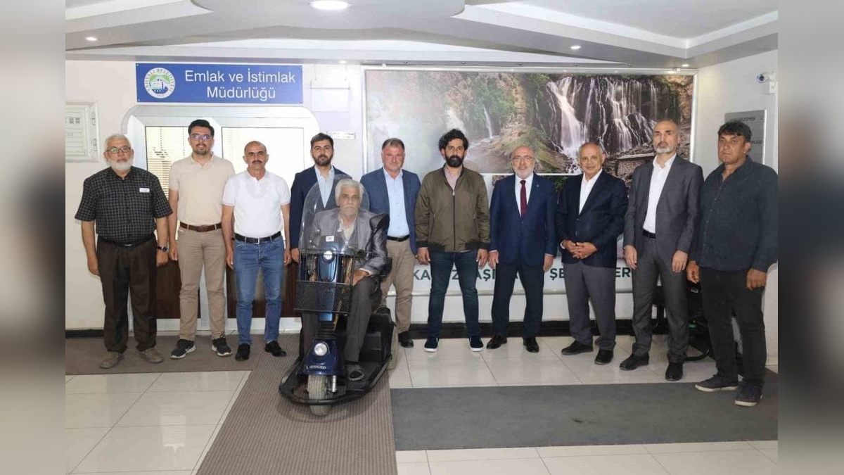 Yahyalı Belediyesi, engelli vatandaşa akülü araç teslim etti