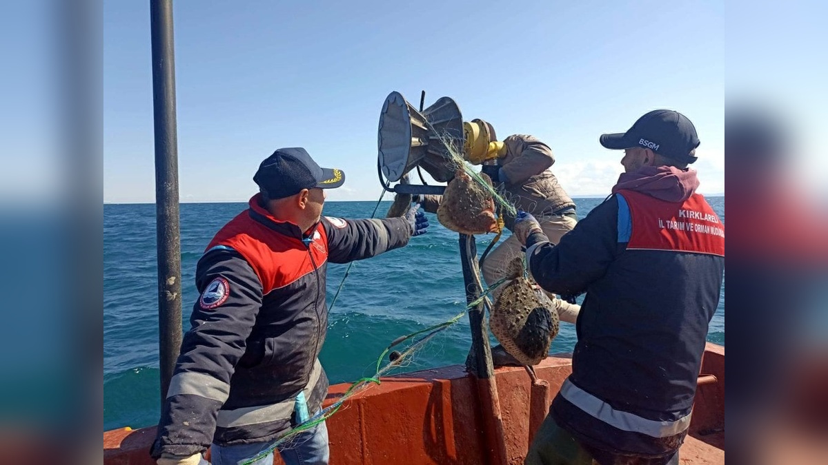Kırklareli açıklarında 44 bin metre kaçak ağ toplandı