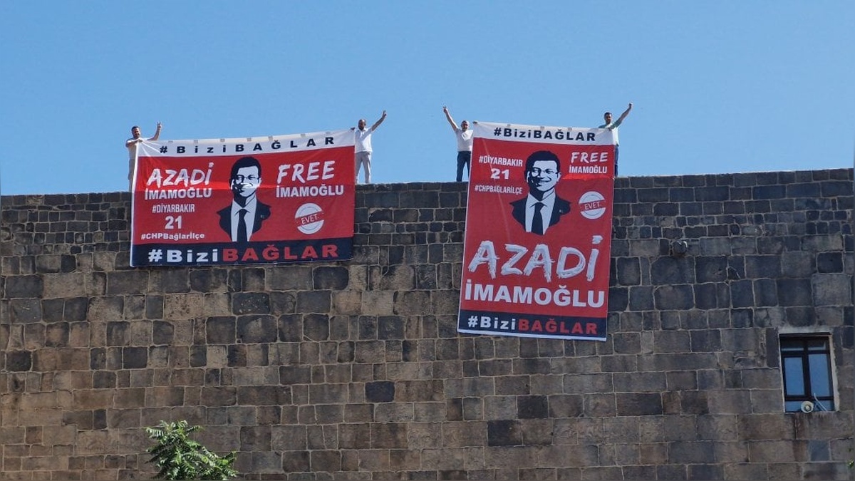 Diyarbakır surlarına 'Free İmamoğlu' pankartı asıldı