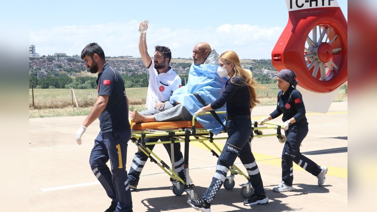 Diyarbakır'da çift damda çıkan yangında yaralandı: Abdulselam Demir ambulans helikopterle Diyarbakır'a sevk edildi