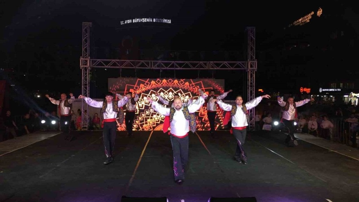 Aydın Büyükşehir Belediyesi Konservatuarı kursiyerlerinden yılsonu gösterisi