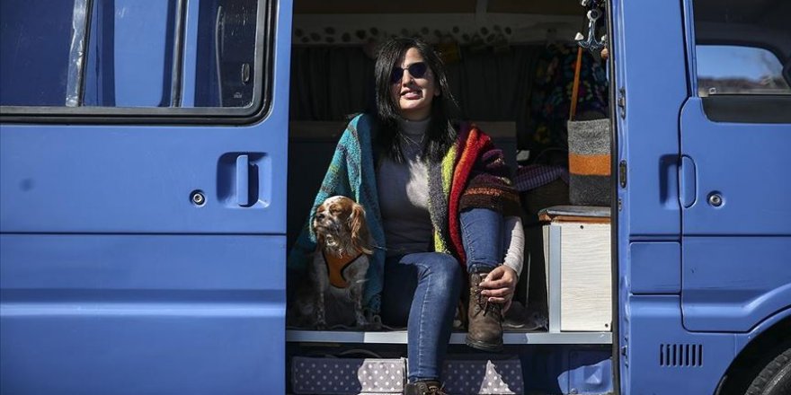 Karavana çevirdiği minibüsle hayallerinin peşinden gidiyor