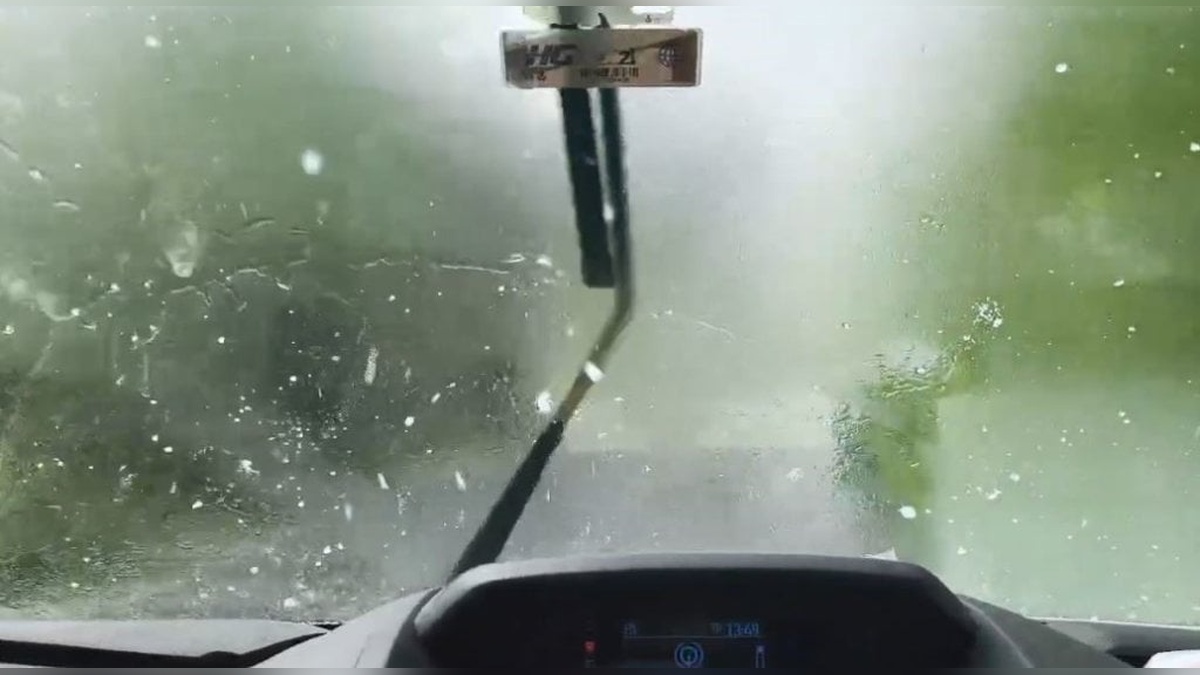 Şavşat'ta dolu yağışı araç kamerasında