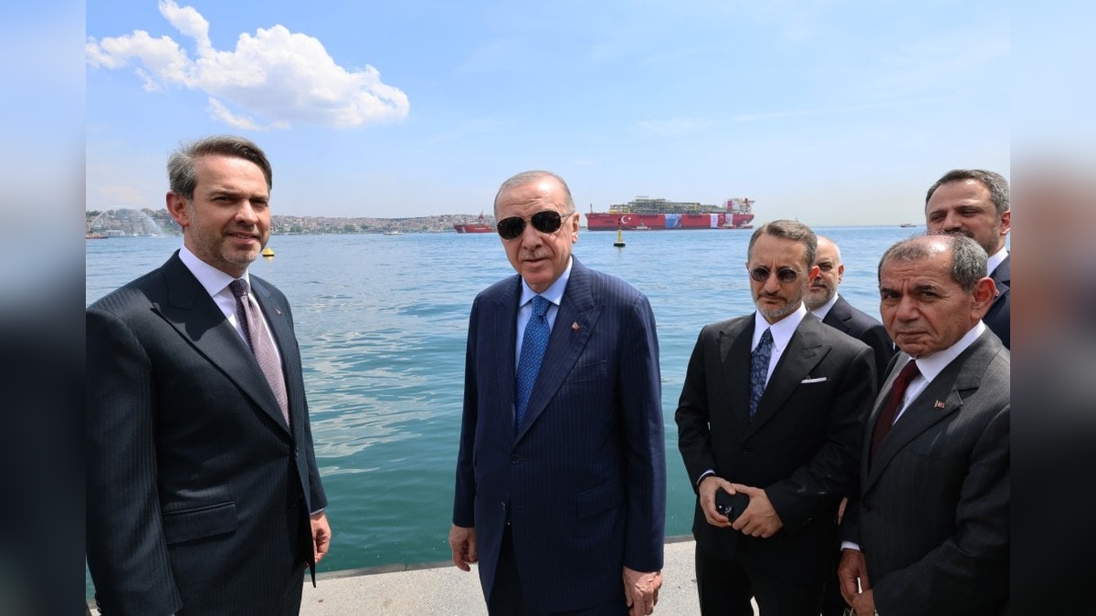 Cumhurbaşkanı Erdoğan, Türkiye'nin ilk yüzer doğal gaz üretim platformunu uğurladı
