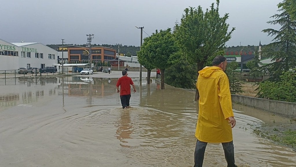 Kastamonu'da sağanak üretimi durdurdu