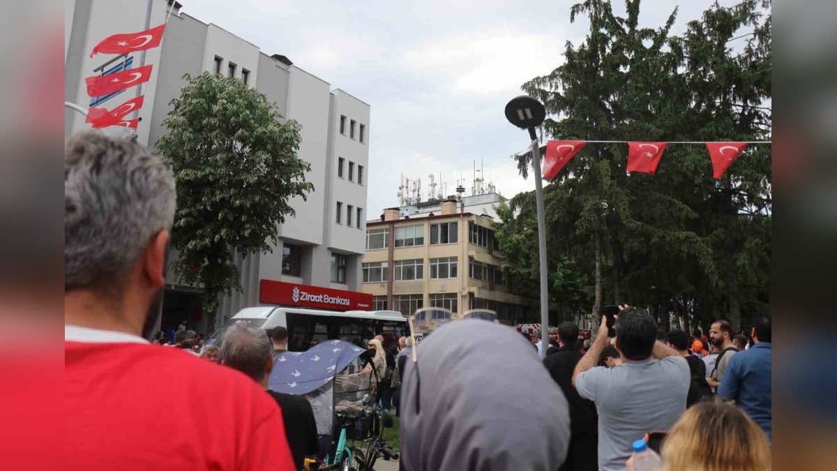 Sakarya'da 4 katlı binanın çatısına çıkan şahıs, ikna edildi