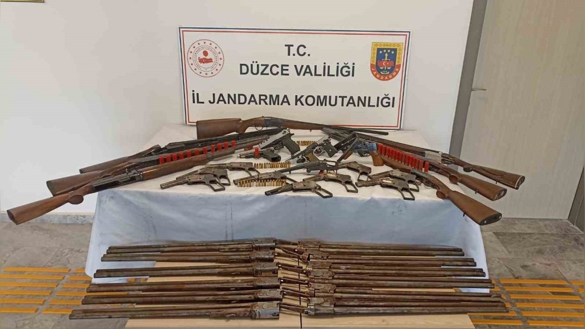 Düzce'de kaçak silah operasyonunda çok sayıda ruhsatsız silah ele geçirildi