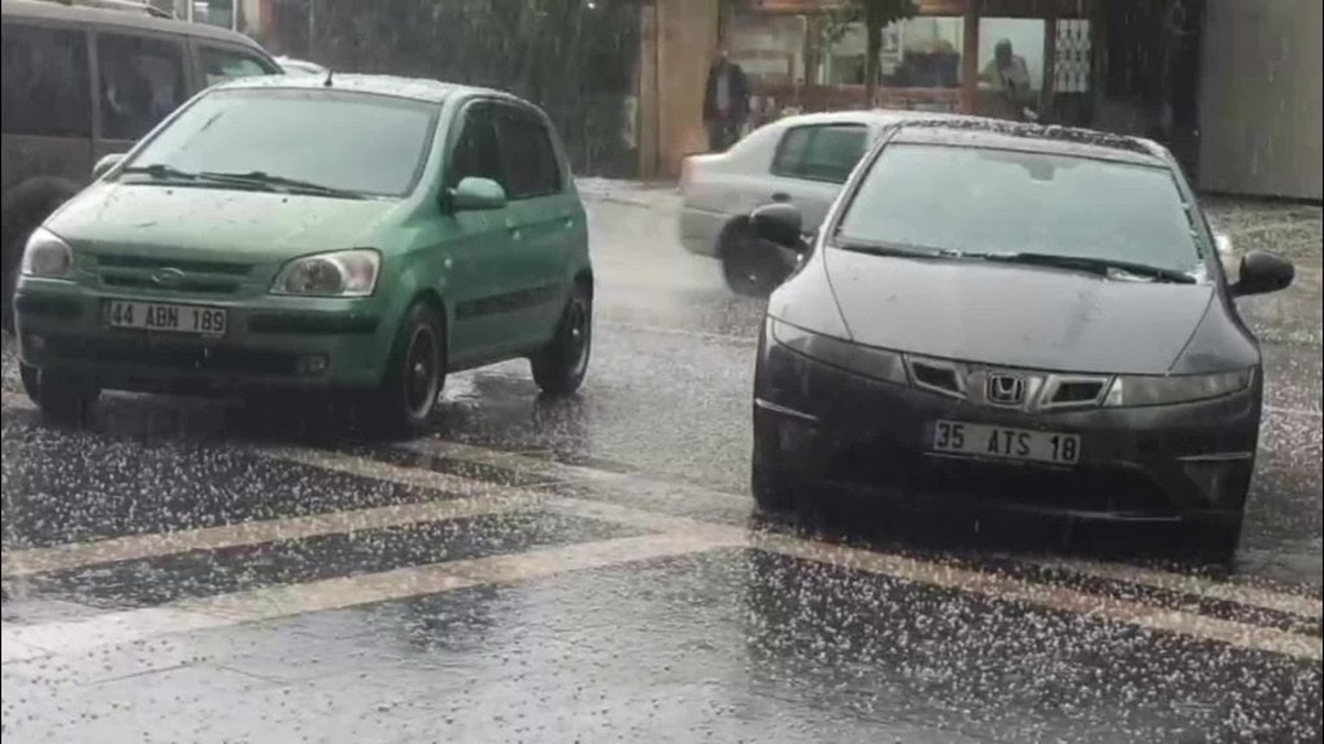 Malatya'da sağanak yağış: 3 yaralı