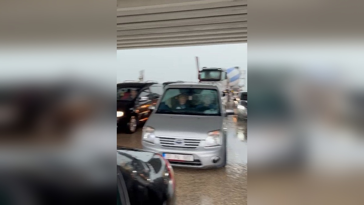 Kastamonu'nun Devrekani ilçesinde dolu yağışı: Sürücüler araçlarını köprü altına sığındı